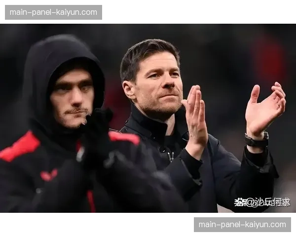 特写：看台上，勒沃库森主帅哈维-阿隆索专注记录，笔记本写满战术