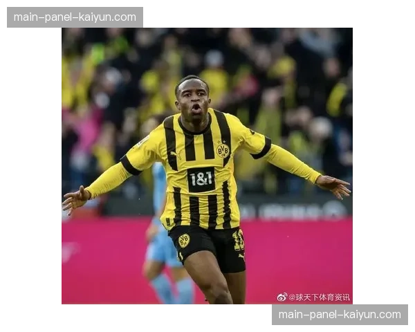 人物特写：多特蒙德小将穆科科攻入制胜球后，看台上父亲的泪水