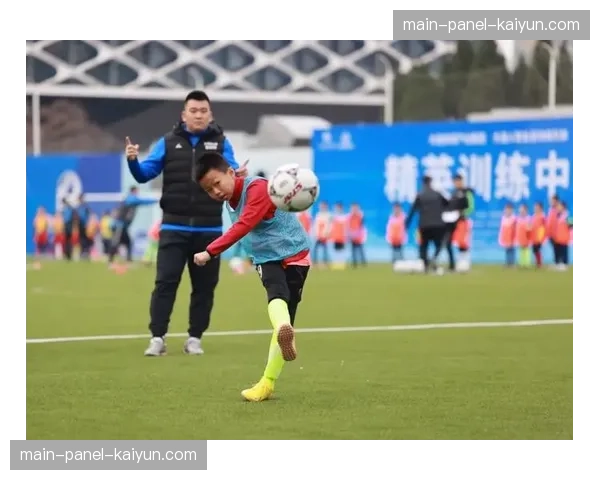 足球青训营引入专项课程，聚焦现代边锋的传中技巧与决策训练