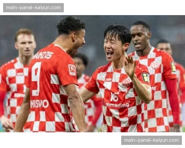 美因茨球员因抱怨任意球判罚过快领取黄牌 美因茨球员因抱怨任意球判罚过快领取黄牌